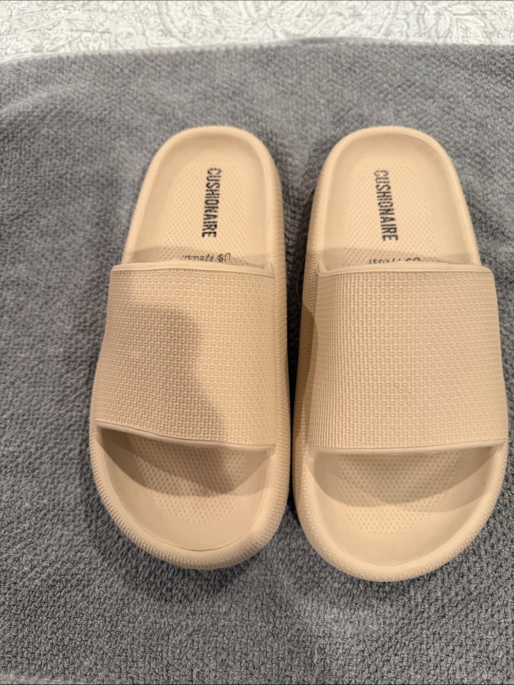 CUSHIONAIRE Beige Slide Sandals Size 7